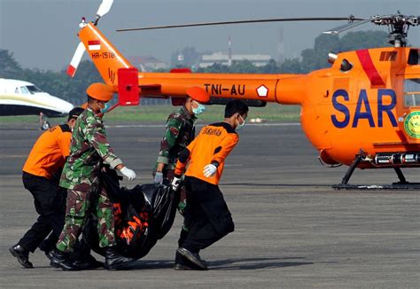 Proses Evakuasi Jenazah Korban Sukhoi Superjet