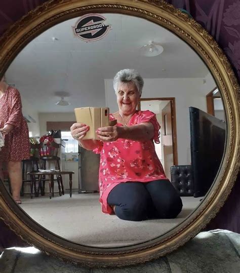 40 Times People Tried To Sell Mirrors And The Photos They Took Showed The Funniest Reflections