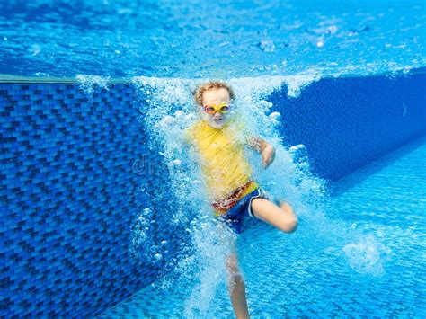 Niños Bajo El Agua En La Piscina Nadar Imagen de archivo Imagen de salto vacaciones