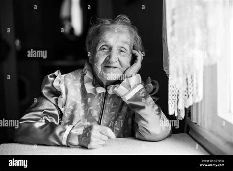 ukraine portrait old ukrainian woman banque d images noir et blanc alamy
