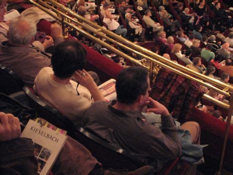 Felrobbant a nézőtér, mikor megsérült a magyar színész. Így költenek milliárdokat festményekre - Deluxe.hu