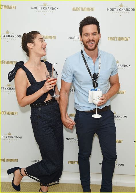 Lizzy Caplan And Tom Riley Are Married See A Wedding Photo Photo
