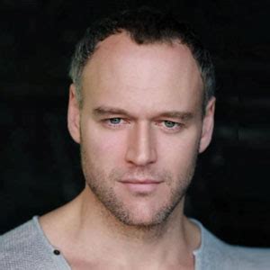 Elliot Cowan Nude Photos Won T Affect Actor S Career A New Poll