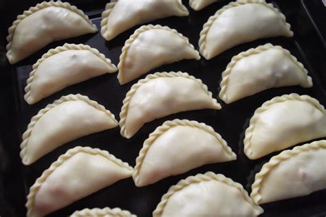 Karipap dapat dihidangkan selagi panas mahupun sejuk. Manis Strawberi: November 2014