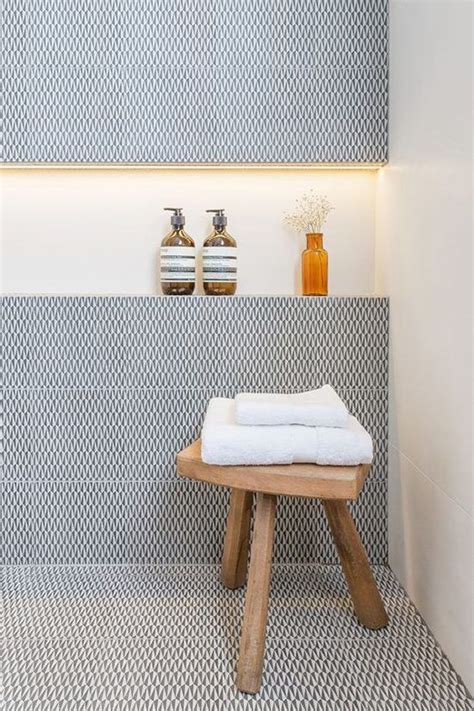 Een van de betere tips voor kleine woonkamers is om zachte kleuren en sobere motieven toe te passen, zodat de ruimte groter lijkt. Mooie tegels voor kleine ruimtes | Badkamer, Interieur ...