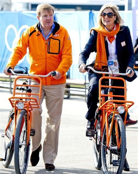 koning willem alexander en máxima op de oranje fiets queen maxima queen of netherlands