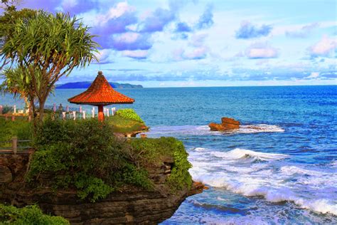 Pantai ini sangat cocok untuk liburan keluarga. Batu Karas Pangandaran Beach Indonesia - Welcome to My ...