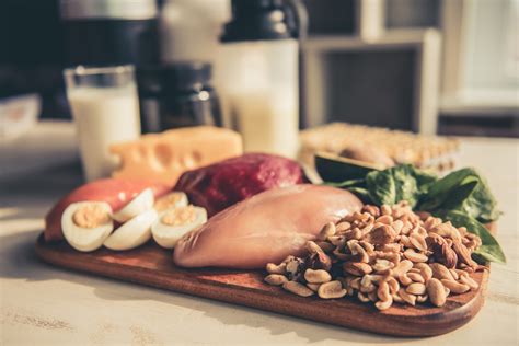 Wie soll wasser den muskelaufbau fördern können, fragen sie sich vielleicht. Ernährung für den Muskelaufbau: Die besten Lebensmittel ...