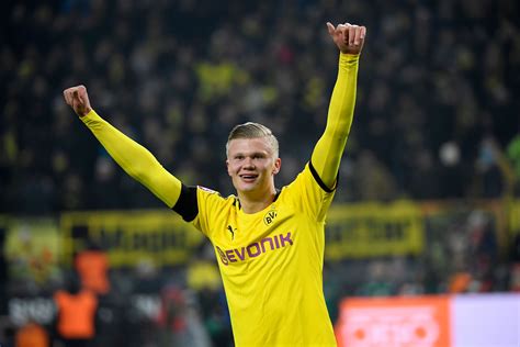 When you ask him about erling haaland, he has recollections of a day when the striker unexpectedly knocked on his door and asked to come in. Borussia Dortmund, Haaland è una macchina da gol: una rete ...
