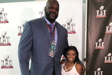 The 4'9 olympic gold medalist is inside edition's special correspondent for super bowl li in houston, texas, where she snapped a photo with 7'1 basketball legend, shaquille o'neal, and the contrast. Simone Biles Poses for Picture with NBA Icon Shaquille O ...