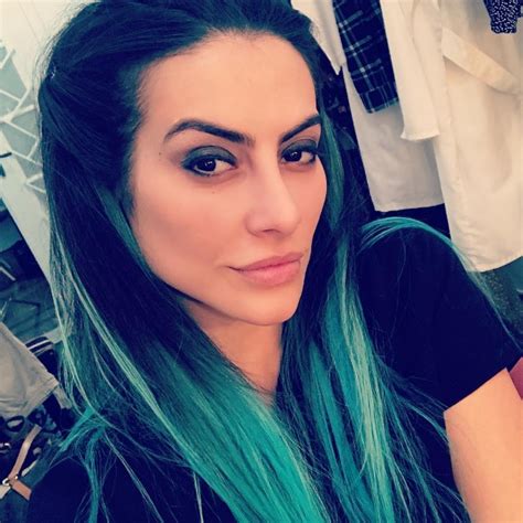 Maybe you would like to learn more about one of these? Cleo Pires muda visual e surge com cabelos verdes para ...
