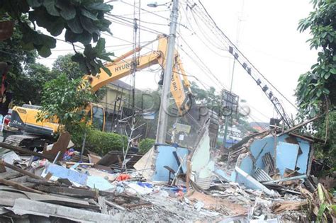 Taman Rusak, Warga Minta Pemkot Jakbar Tanggung Jawab