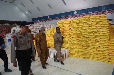 Jun 10, 2021 · cek penerima bansos tunai rp 300 ribu di handphone, cukup klik cekbansos.kemensos.go.id ada kabar gembira buat para penerima bantuan sosial (bansos) tunai senilai rp 300 ribu. Polres Yahukimo cek kesiapan distribusi logistik bansos ...