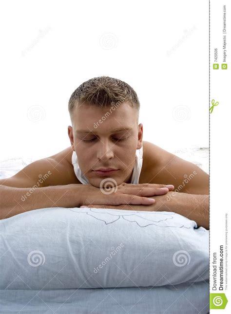 Sie war damals noch so jung. Junger Mann, Der Auf Bett Im Bett Sich Entspannt Stockfoto ...