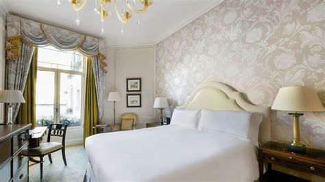 Deluxe King Rooms In London The Savoy