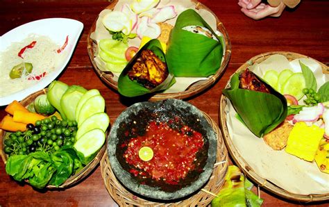Selain itu, makanan khas sunda yang sering dikenal banyak orang antara lain nasi timbel, lalapan, serta sambal dadak. Rumah Makan Khas Sunda Berkah Kota Bandung, Jawa Barat ...