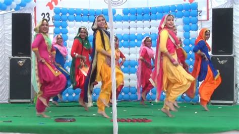 Punjabi Mutiyaran Giddha Performance At Function Aao Manayie Tiyan