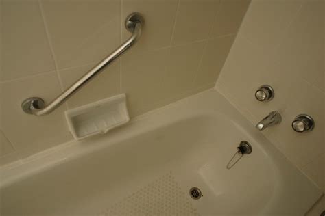 She hadn't gotten that tub completely clean for several years because it has the embossed non slip i have been power washing my son's fiberglass tub for years. Discoloration in a Fiberglass Bathtub | ThriftyFun