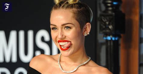 Miley Cyrus Lüftet Geheimnis Um Katy Perrys „i Kissed A Girl“