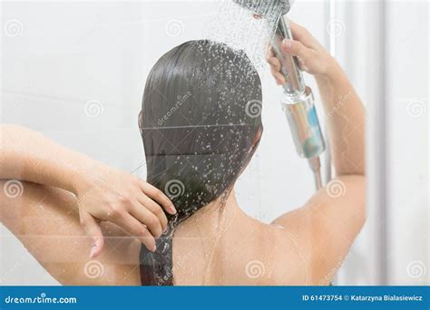 De Washaar Van Het Meisje Onder Douche Stock Foto Image Of Huidverzorging Hygiëne 61473754
