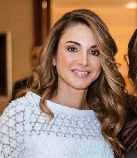 Queen Rania Shines In White As She Attends A Charity Dinner The Royal Forums