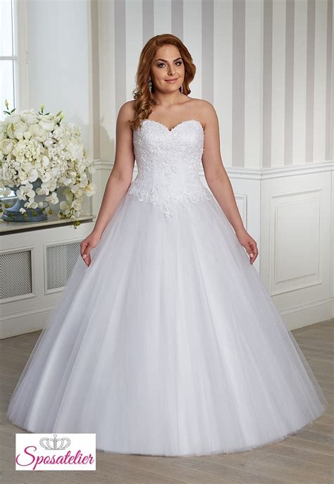 Glamour style abito da sposa realizzato con balze di tulle, accentati con corpetto in pizzo con perline. abiti da sposa per taglie comode principessa elegante e raffinatoSposatelier