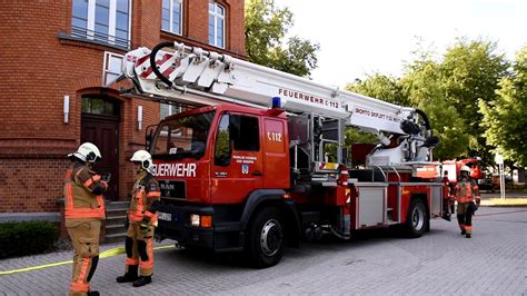Neuruppin - Feuerwehreinsatz an der #Stadtverwaltung #Neuruppin - YouTube