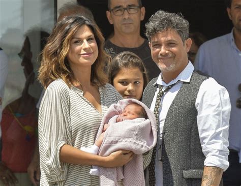 Alejandro Sanz Presenta A Su Cuarta Hija Alma