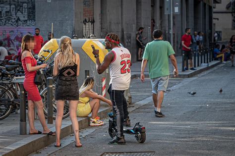 Multar a los puteros una medida eficaz El Periódico de España