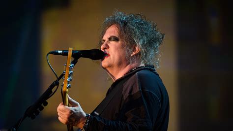 The Cures Robert Smith Goes Viral In Deadpan Rock And Roll Hall Of