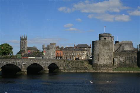 King Johns Castle In Limerick Ireland Castle Tower Bridge Travel