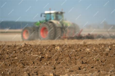 La Machinerie Agricole Travaille Sur Le Terrain Un Tracteur Avec Une Charrue Cultive La Terre