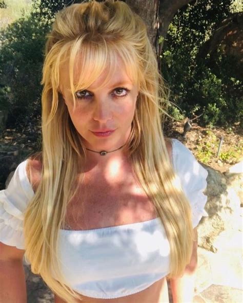 Britney Spearss Tits In Deep Cleavage 11 Selfies The Fappening