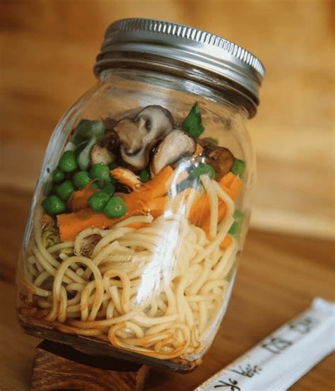 25 Vegetarian Mason Jar Meals To Help You Win At Lunch