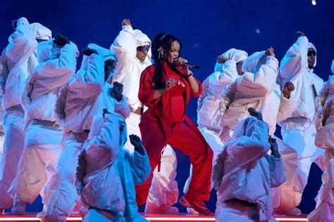 Rihanna Berrascht Mit Babybauch Bei Super Bowl Halbzeitshow