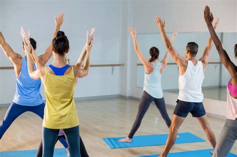 Instrutor De Yoga Ajudando O Aluno Com Uma Pose Correta Foto Premium