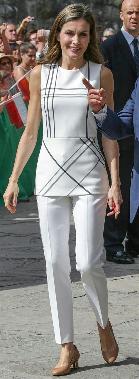 Sammlung von k t • zuletzt aktualisiert: Letizia - Hugo Boss top - Prada pumps - Gold&Roses ...