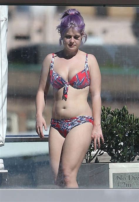 Kelly Osbourne Weight Loss She Shows Off Her Bikini Body In Floral Print Swimsuit Mirror Online