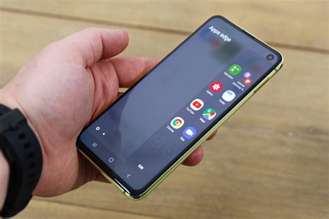 Samsung Galaxy S10e Review The Best Of The Bunch