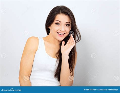 Linda E Excitada Mulher Sorrindo Segurando a Cabeça Com As Mãos Pensando E Olhando Em Uma Camisa