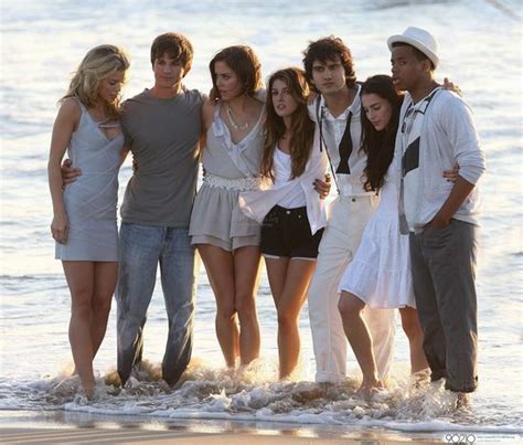 The Cast Of 90210 Poses For A Photo Shoot In Manhattan Beach 90210