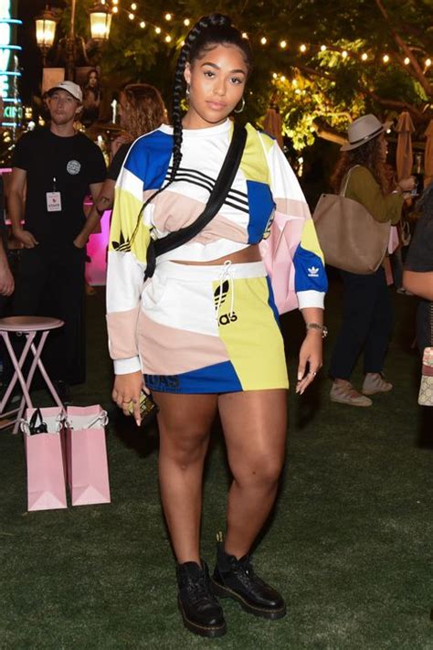 17 Cute Sporty Celebrity Outfits Sporty Fashion Trends