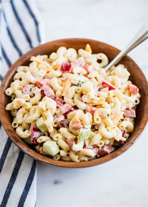 Macaroni salad is a type of pasta salad, served cold made with cooked elbow macaroni and usually prepared with mayonnaise. Ensalada de macarrones SIMPLE (¡solo 20 minutos!) - Blog de mujeres