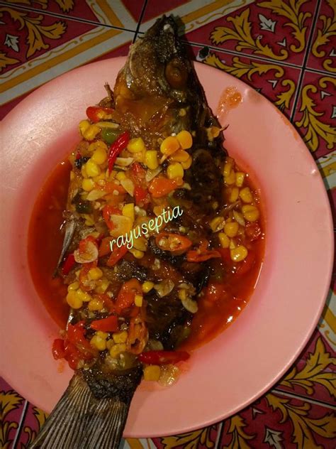 Ikan krispi asam manis siap disajikan dengan sepiring nasi hangat. Salmon Bumbu Asam Manis - Bagaimana Masak Salmon Ball Asam ...