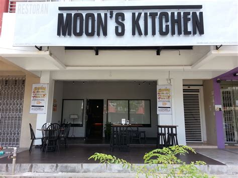 Bella jadi sangat teruja untuk makan hingga terlupa cara. Liv & Luv: Moon's Kitchen