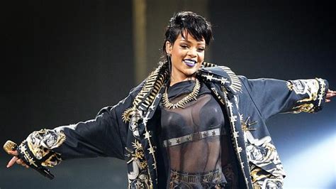 Pop Hits Genre Hopping And Crotch Grabbing Rihannas Melbourne Concert