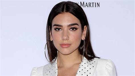 After working as a model, she signed with warner bros. Concierto DUA LIPA Madrid 2020 - BusBus