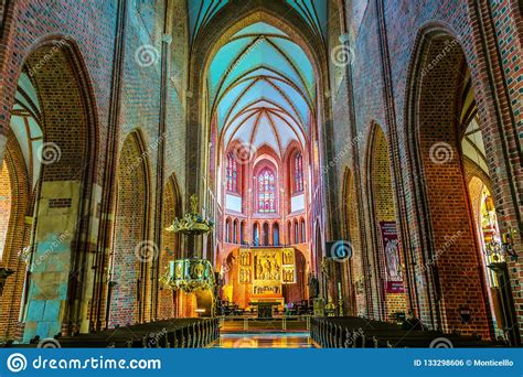 Für fragen bezüglich visum, passport und handelsbegrenzungen kontaktieren sie bitte direkt die vertretung/ konsulat in poznan. Inre Av Domkyrkan I Poznan, Polen Redaktionell Bild - Bild ...