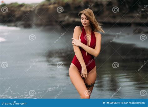 Sexy Modell Mit Den Gro En Br Sten In Einem Roten Badeanzug Wirft Auf