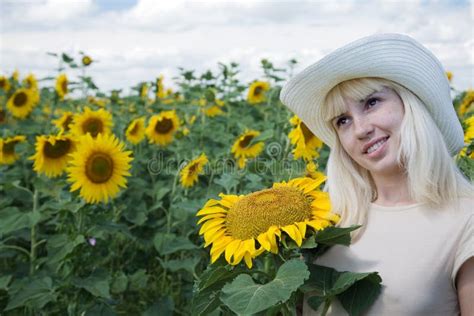 Girl With Sunflower Stock Image Image Of Plant Countryside 10719401